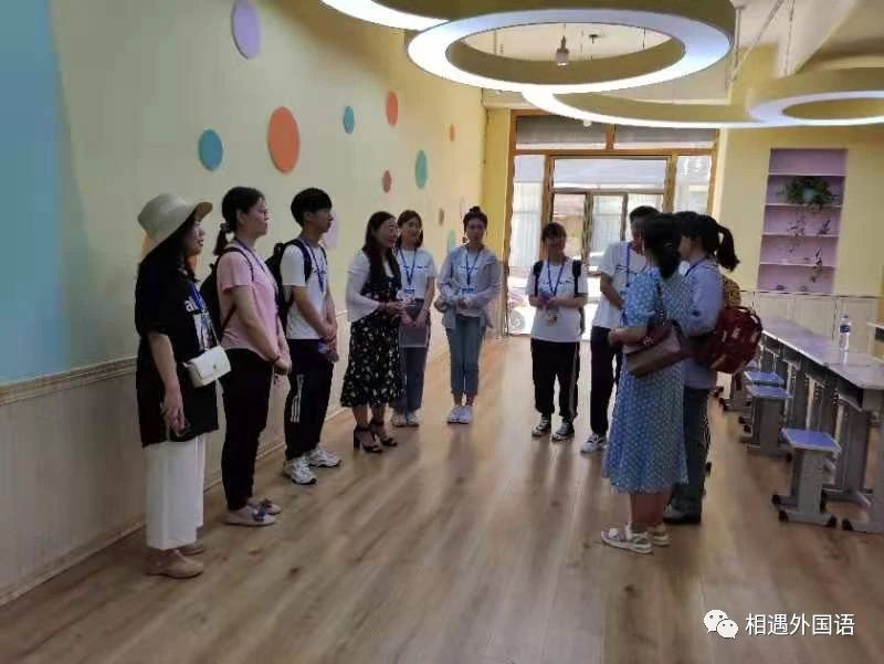 一群人站在房间里描述已自动生成 一群人站在房间里描述已自动生成