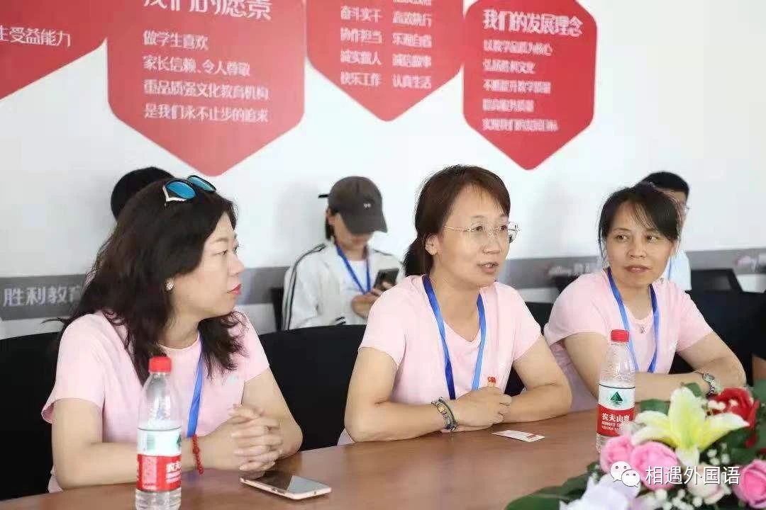 几个人在桌子边中度可信度描述已自动生成
