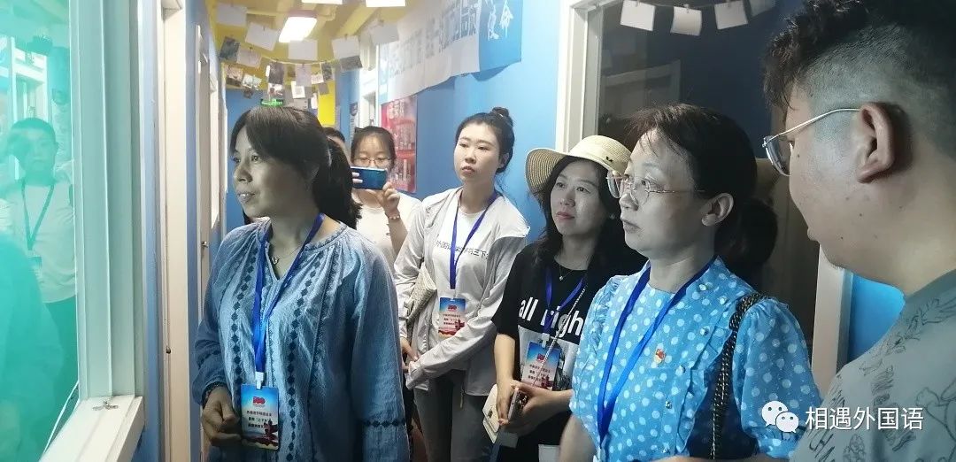 人们站在一起低可信度描述已自动生成 人们站在一起低可信度描述已自动生成